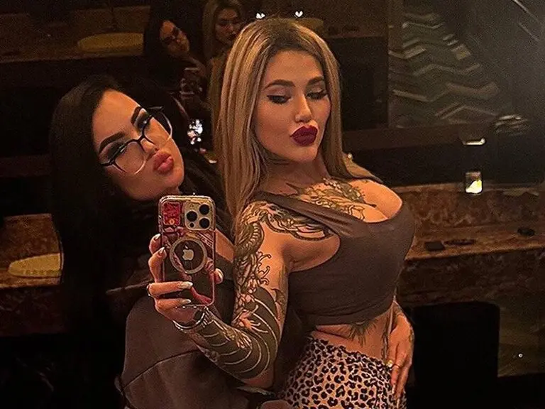 Live Porn Camera of MadinaAndKatrine