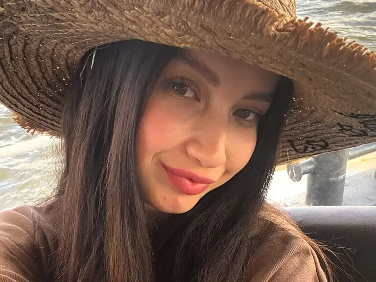 Live Porn Camera of MonaHicks